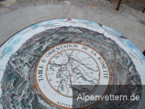 Am Aussichtspunkt der Cime de la Bonette infomiert eine Steintafel über die Aussicht
