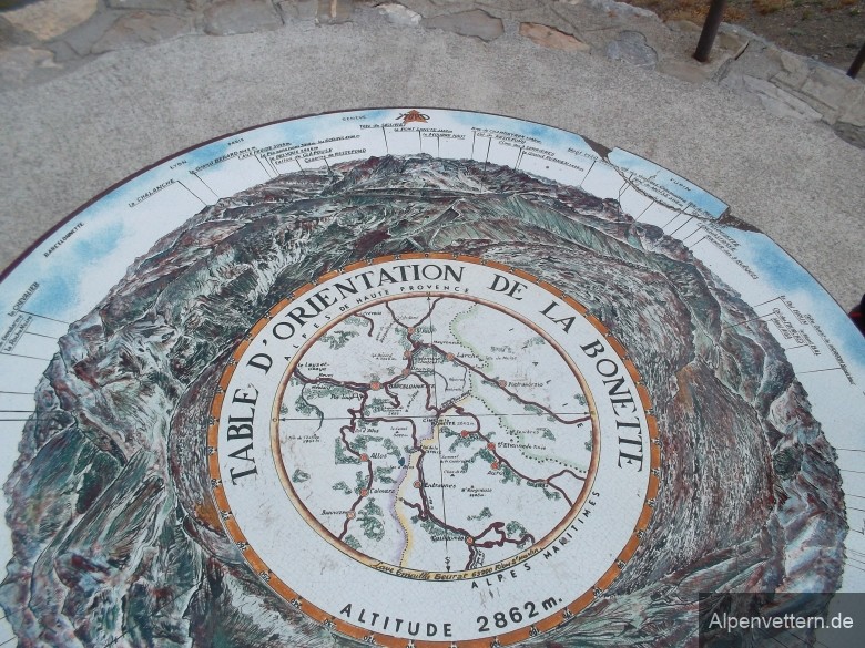 Am Aussichtspunkt der Cime de la Bonette infomiert eine Steintafel über die Aussicht