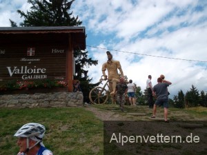 Eine Figur aus Stroh begrüßt uns am Col de Télégraphe
