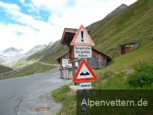 Das Schild sagt uns schon, wie die Steigung zum Gletscher hinauf aussieht 