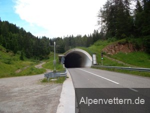 An der Passhöhe stehen wir vor einem gut 2 Kilometer langen Tunnel.