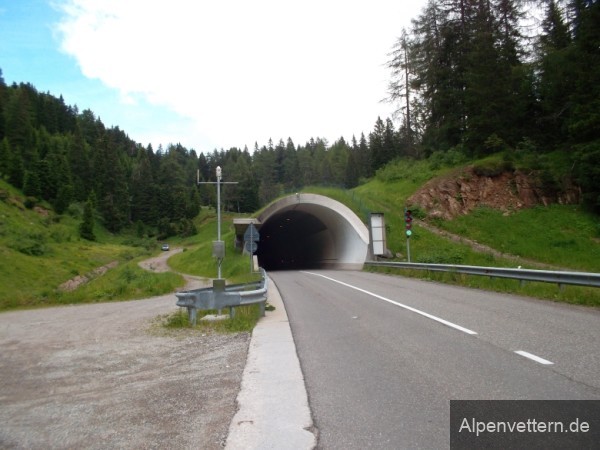 An der Passhöhe stehen wir vor einem gut 2 Kilometer langen Tunnel.