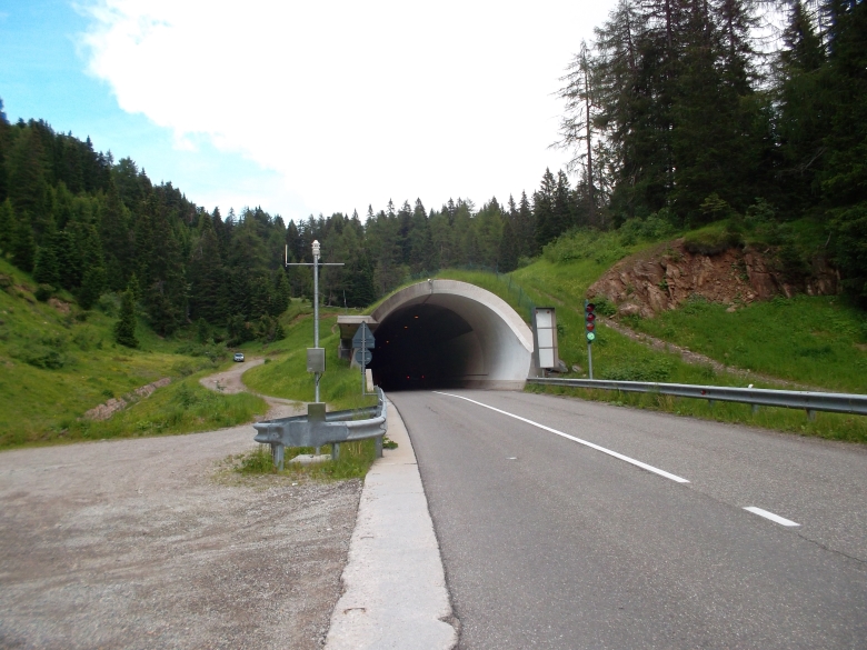 An der Passhöhe stehen wir vor einem gut 2 Kilometer langen Tunnel.