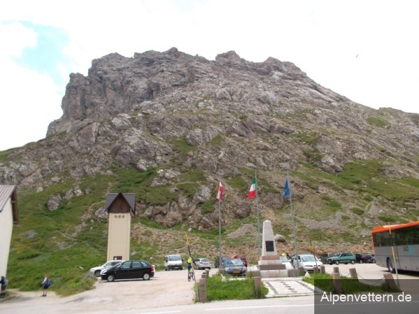 Ein Obelisk am Pordoi erinnert an die Erbauung der Passstraße.