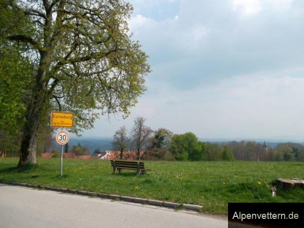Am Schlossberg Eurasburg können wir eine schöne Aussischt auf das Loisachtal genießen