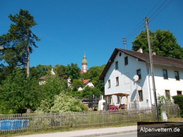 Vom Besucherparkplatz kann man die Klosterkirche Andechs schon gut sehen