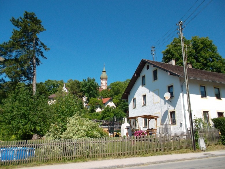 Vom Besucherparkplatz kann man die Klosterkirche Andechs schon gut sehen