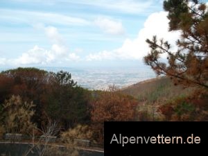 Ständig im Blick: Die Aussicht auf die Millionenmetropole Neapel begleitet uns auf dem Weg zum Vesuv-Gipfel und in der Abfahrt