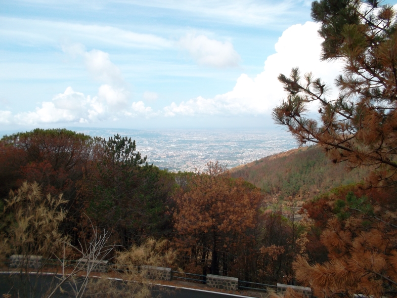 Ständig im Blick: Die Aussicht auf die Millionenmetropole Neapel begleitet uns auf dem Weg zum Vesuv-Gipfel und in der Abfahrt