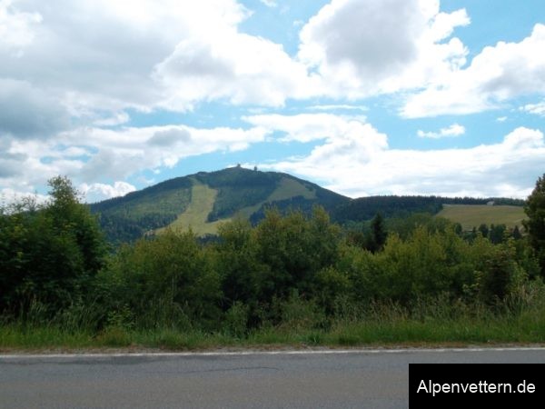 Markant: die zwei Radarkuppeln auf dem Arbergipfel sind auch vom Brennes aus gut zu sehen