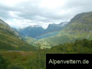 Überraschung: Regenwetter hat auch seine positiven Seiten wie einen Regenbogen mit Fjordsicht am Dalsnibba