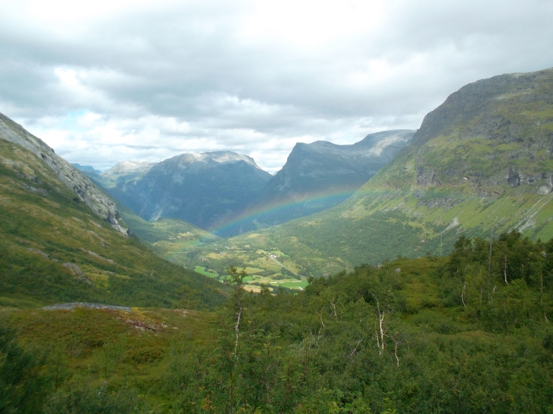 Überraschung: Regenwetter hat auch seine positiven Seiten wie einen Regenbogen mit Fjordsicht am Dalsnibba