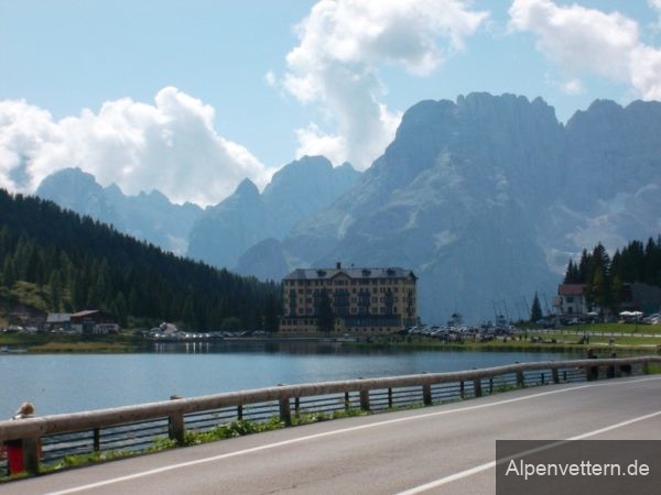 Das Hotel am Südufer des Lago di Misurina bietet ein allseits bekannets Fotomotiv