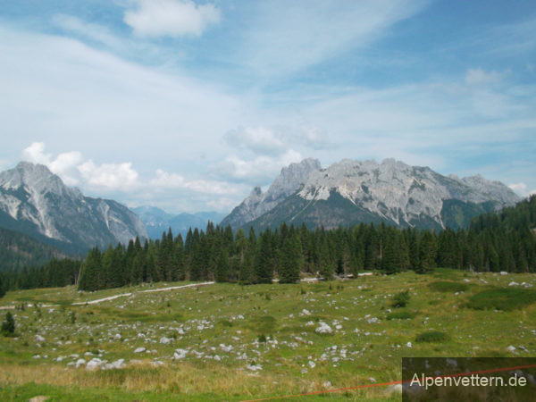 Das Hochplateau rund um die Sella di Razzo beeindruckt mit einer noch unberührten Landschaft