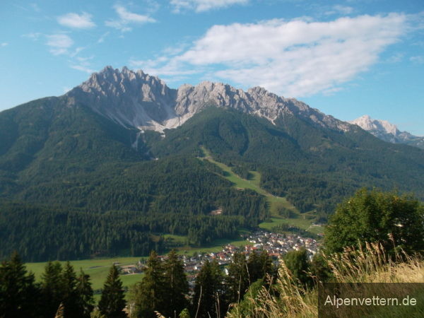 Die Berge der Dolomiten von einer anderen Seite, hier von der Bergstraße am Vierschachberg.