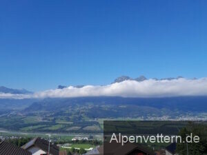 Herrlicher Blick: Bei Triesenberg genießen wir den Ausblick auf die Churfirsten, hier in ein Wolkenband gehüllt (Foto: Sascha Resch)