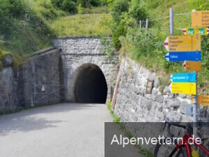 Historisch: Der kleine Tunnel "Ds alt Tonäll" war lange Zeit eine wichtige Transitroute (Foto: Sascha Resch)