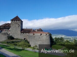 Berühmtes Schloss: Bei der Auffahrt nach Malbun passieren wir früh das Schloss Vaduz (Foto: Sascha Resch)