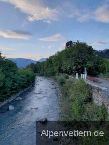 Abkühlung: An der Eisack in Brixen weht auch im Hochsommer ein angenehm kühles Lüftchen (Foto: Sascha Resch).