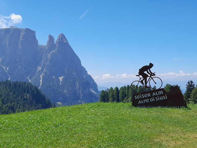 Die Auffahrt zur Seiser Alm verwöhnt uns mit grandiosen Blicken auf Schlern und Rosszähne (Foto: Sascha Resch).